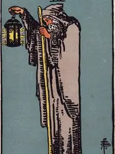 El Ermitaño — arcano 9 en la Matriz del Destino